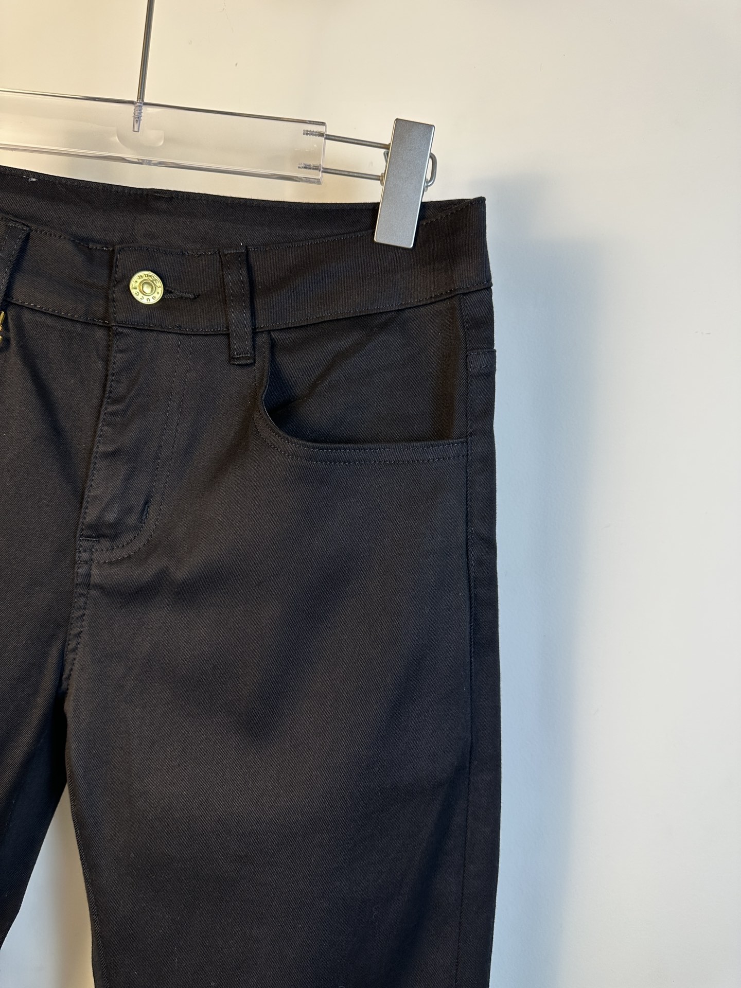 Gucci高仿黑色牛仔褲男款 金屬GG裝飾修身剪裁|超A仿原單精品圖片 12 Gucci高仿黑色牛仔褲男款 金屬GG裝飾修身剪裁|歐美奢侈品精品推薦