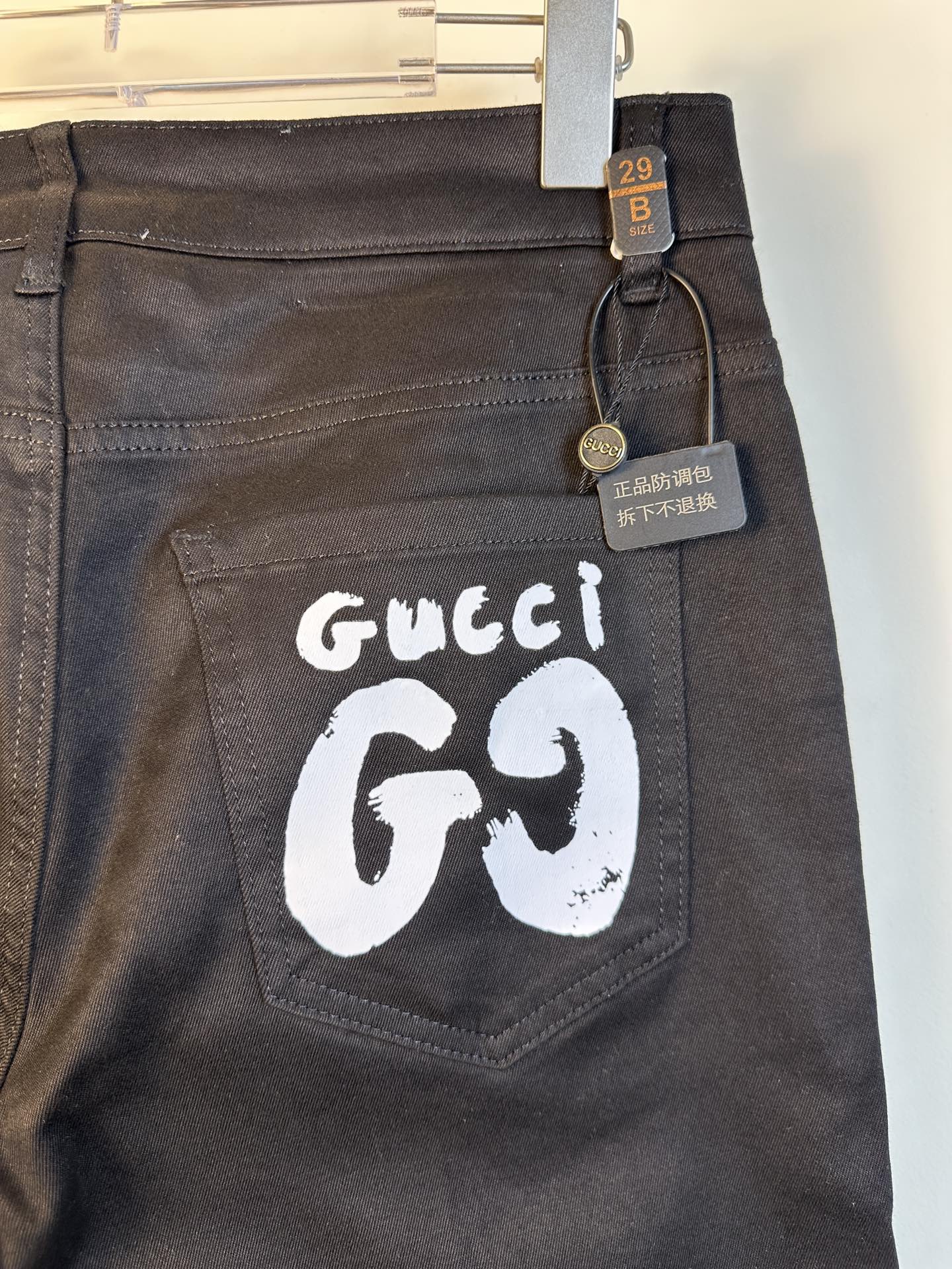 Gucci高仿黑色牛仔褲男款 金屬GG裝飾修身剪裁|超A仿原單精品圖片 10 Gucci高仿黑色牛仔褲男款 金屬GG裝飾修身剪裁|歐美奢侈品精品推薦