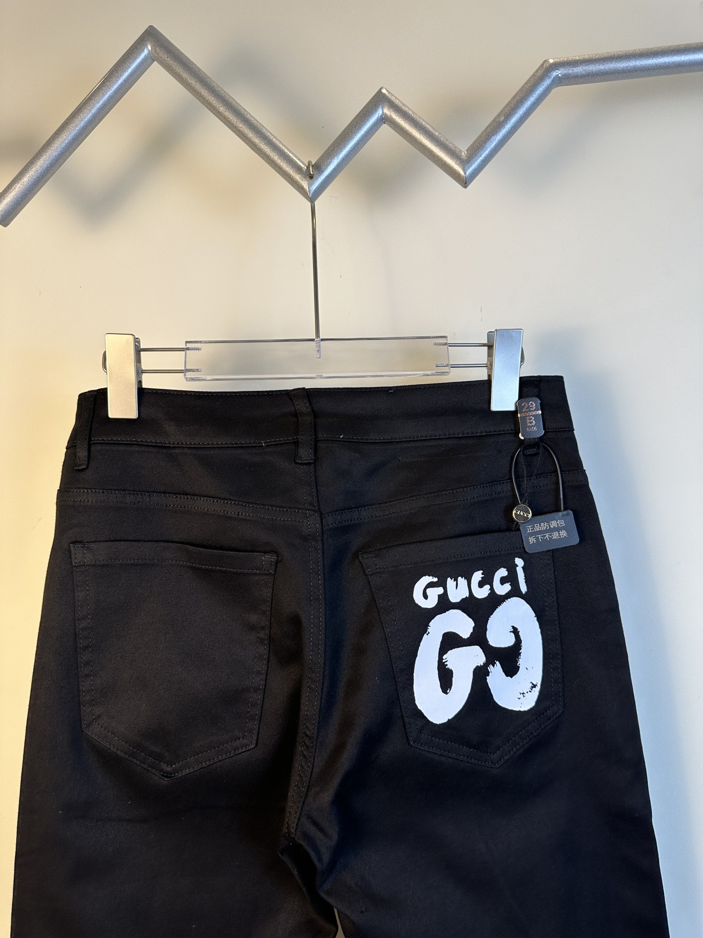 Gucci高仿黑色牛仔褲男款 金屬GG裝飾修身剪裁|超A仿原單精品圖片 9 Gucci高仿黑色牛仔褲男款 金屬GG裝飾修身剪裁|歐美奢侈品精品推薦