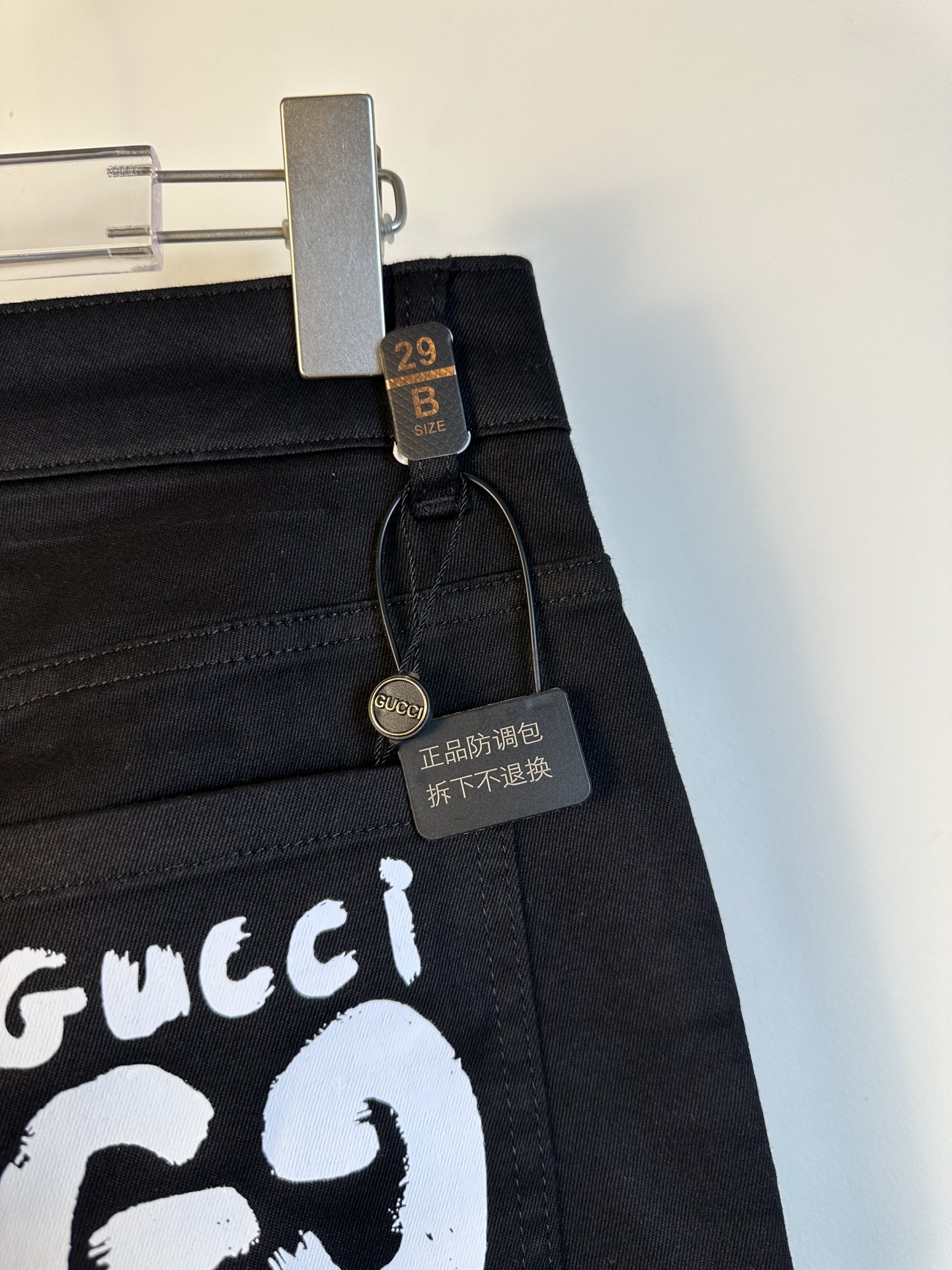 Gucci高仿黑色牛仔褲男款 金屬GG裝飾修身剪裁|超A仿原單精品圖片 8 Gucci高仿黑色牛仔褲男款 金屬GG裝飾修身剪裁|歐美奢侈品精品推薦