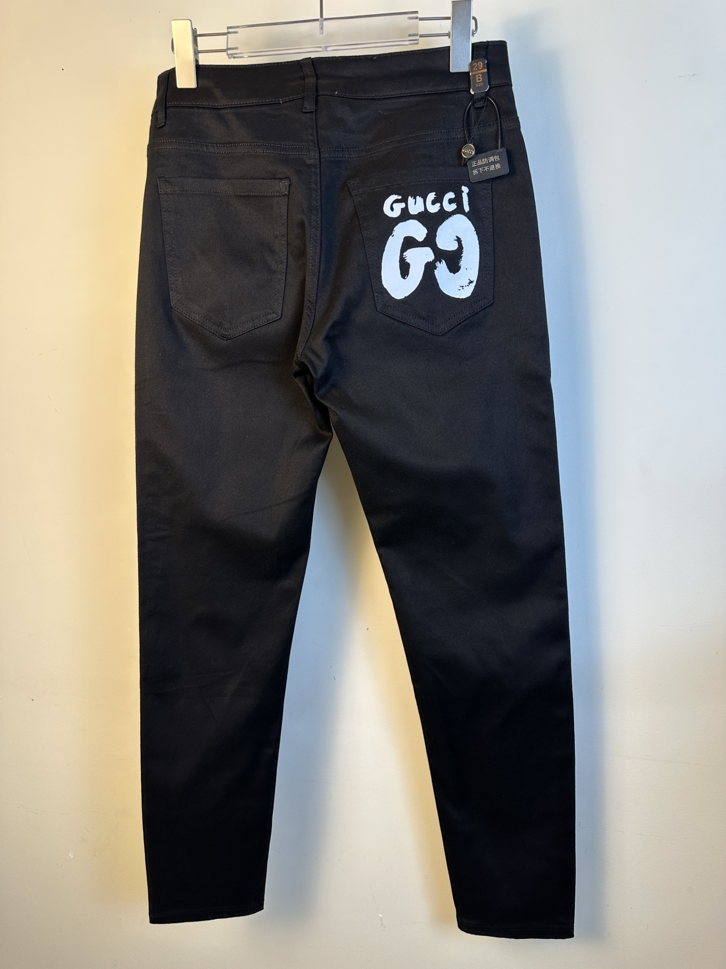 Gucci高仿黑色牛仔褲男款 金屬GG裝飾修身剪裁|超A仿原單精品圖片 7 Gucci高仿黑色牛仔褲男款 金屬GG裝飾修身剪裁|歐美奢侈品精品推薦