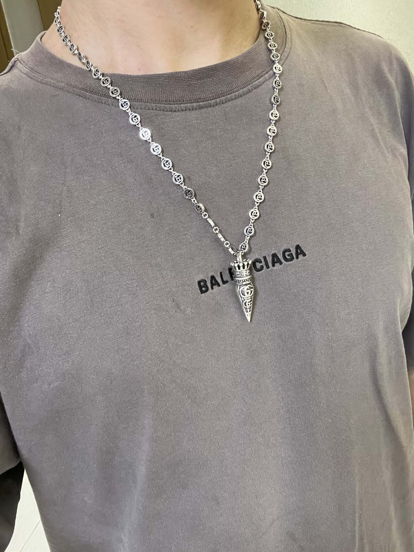 Gucci高仿男士GG皇冠圖騰銀鍊頸鏈 復古質感金屬吊墜設計｜歐美奢侈品精品推薦