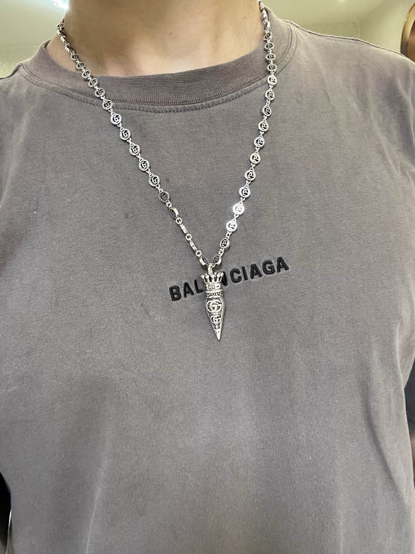 Gucci高仿男士GG皇冠圖騰銀鍊頸鏈 復古質感金屬吊墜設計｜歐美奢侈品精品推薦