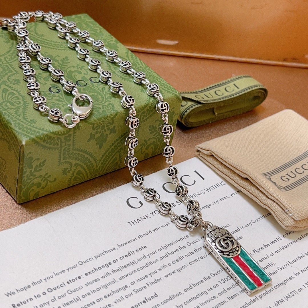 Gucci高仿男士條紋圖騰吊墜銀鍊項鍊 經典配色展現品牌風格｜歐美奢侈品精品推薦