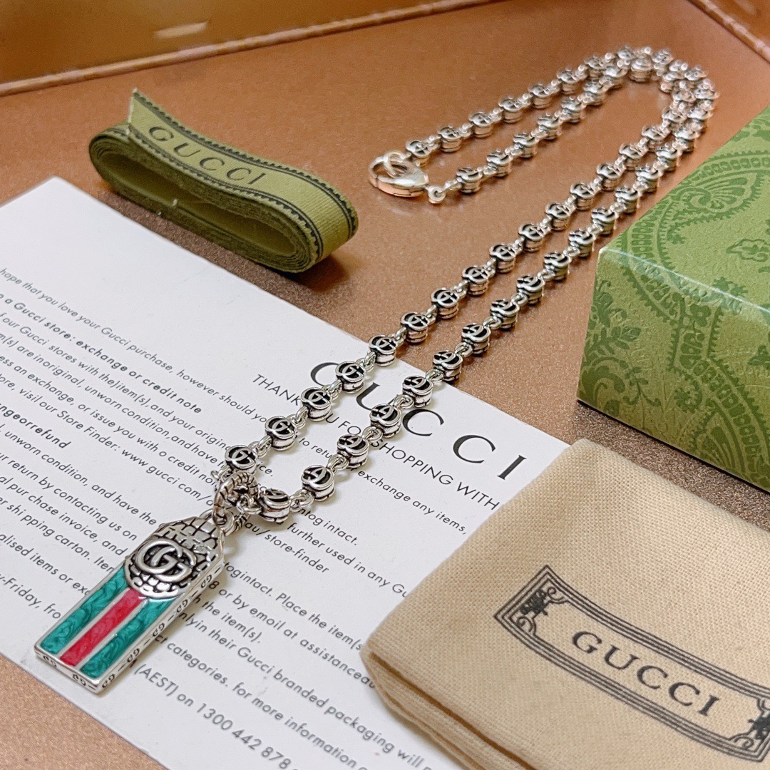 Gucci高仿男士條紋圖騰吊墜銀鍊項鍊 經典配色展現品牌風格｜歐美奢侈品精品推薦