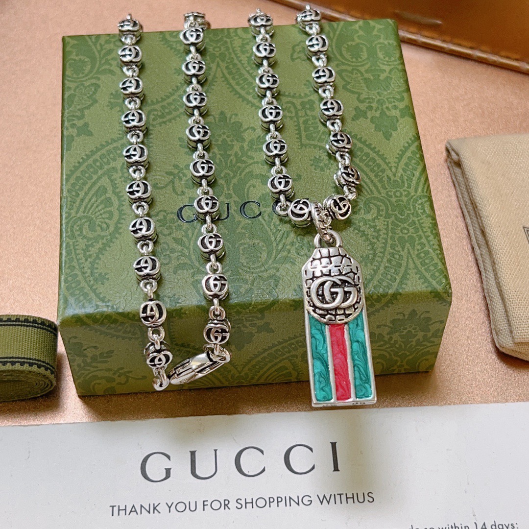 Gucci高仿男士條紋圖騰吊墜銀鍊項鍊 經典配色展現品牌風格｜歐美奢侈品精品推薦