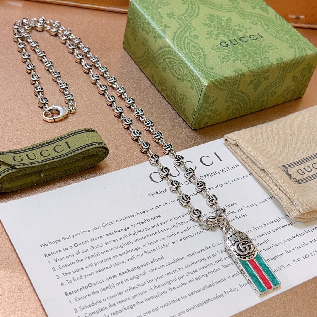 Gucci高仿男士條紋圖騰吊墜銀鍊項鍊 經典配色展現品牌風格｜歐美奢侈品精品推薦
