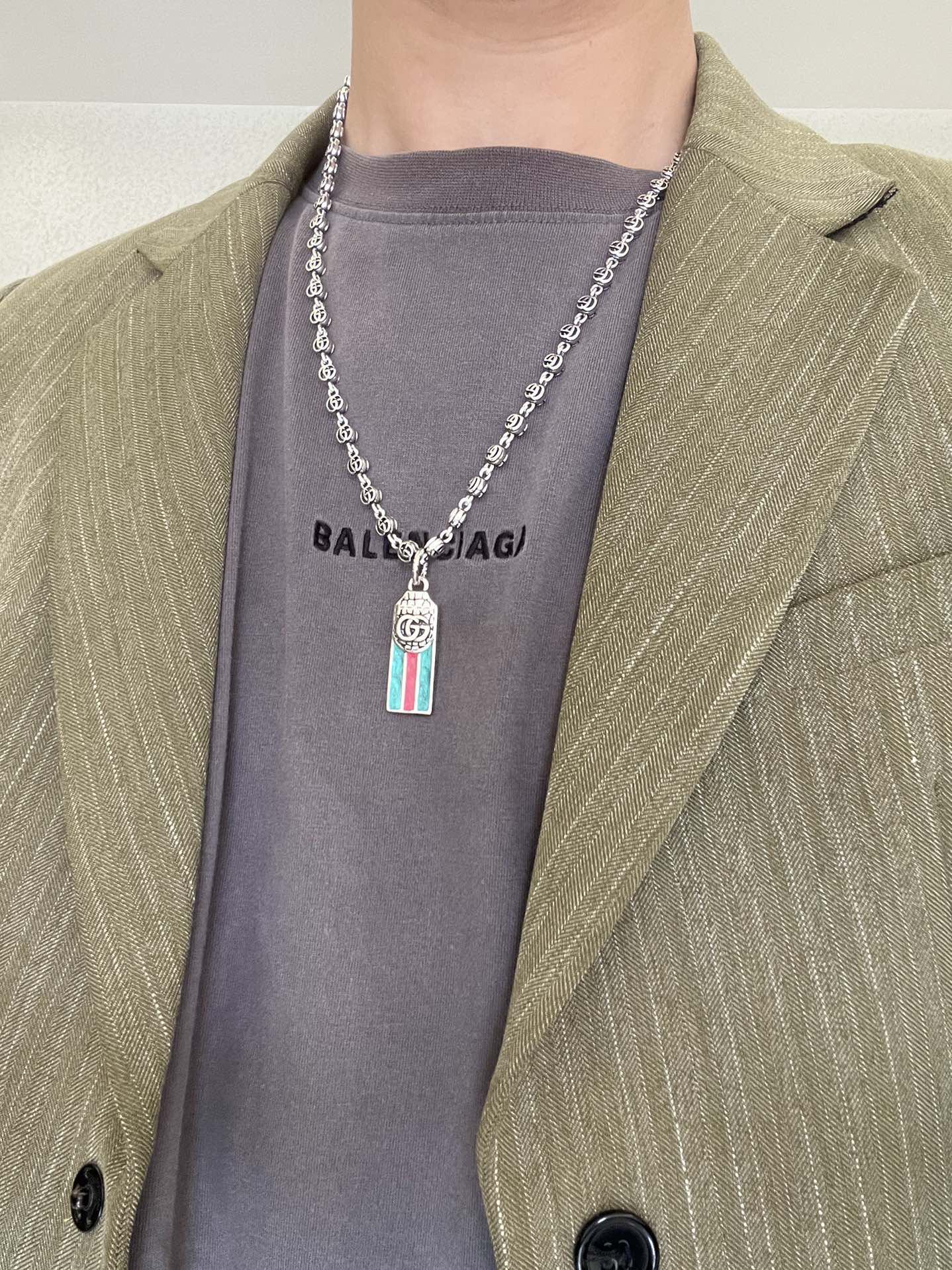 Gucci高仿男士條紋圖騰吊墜銀鍊項鍊 經典配色展現品牌風格｜歐美奢侈品精品推薦