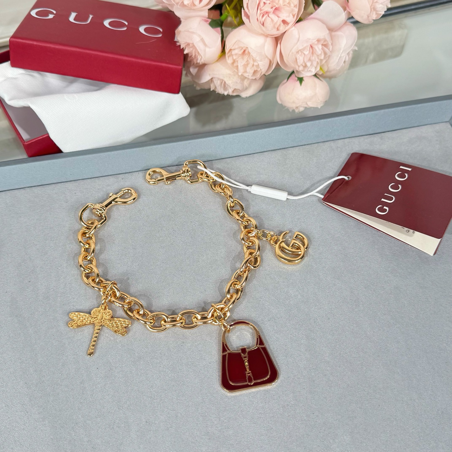 Gucci高仿女士金色吊飾手鍊 蜻蜓與包款吊飾點綴奢華風格｜歐美奢侈品精品推薦