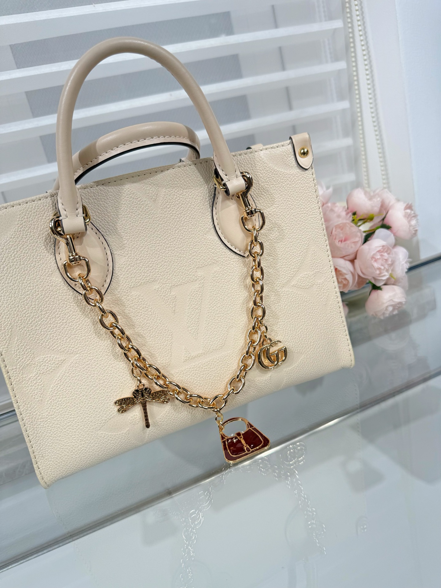 Gucci高仿女士金色吊飾手鍊 蜻蜓與包款吊飾點綴奢華風格｜歐美奢侈品精品推薦