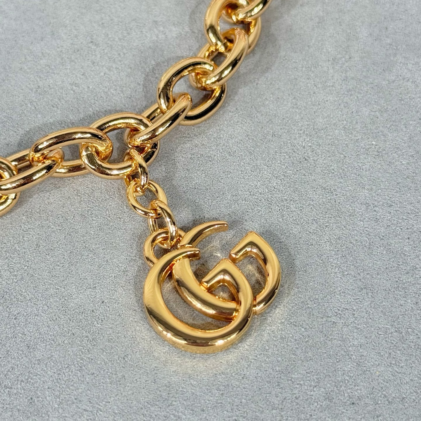 Gucci高仿女士金色吊飾手鍊 蜻蜓與包款吊飾點綴奢華風格｜歐美奢侈品精品推薦