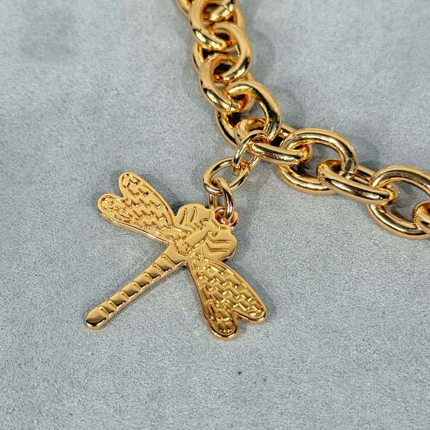 Gucci高仿女士金色吊飾手鍊 蜻蜓與包款吊飾點綴奢華風格｜歐美奢侈品精品推薦