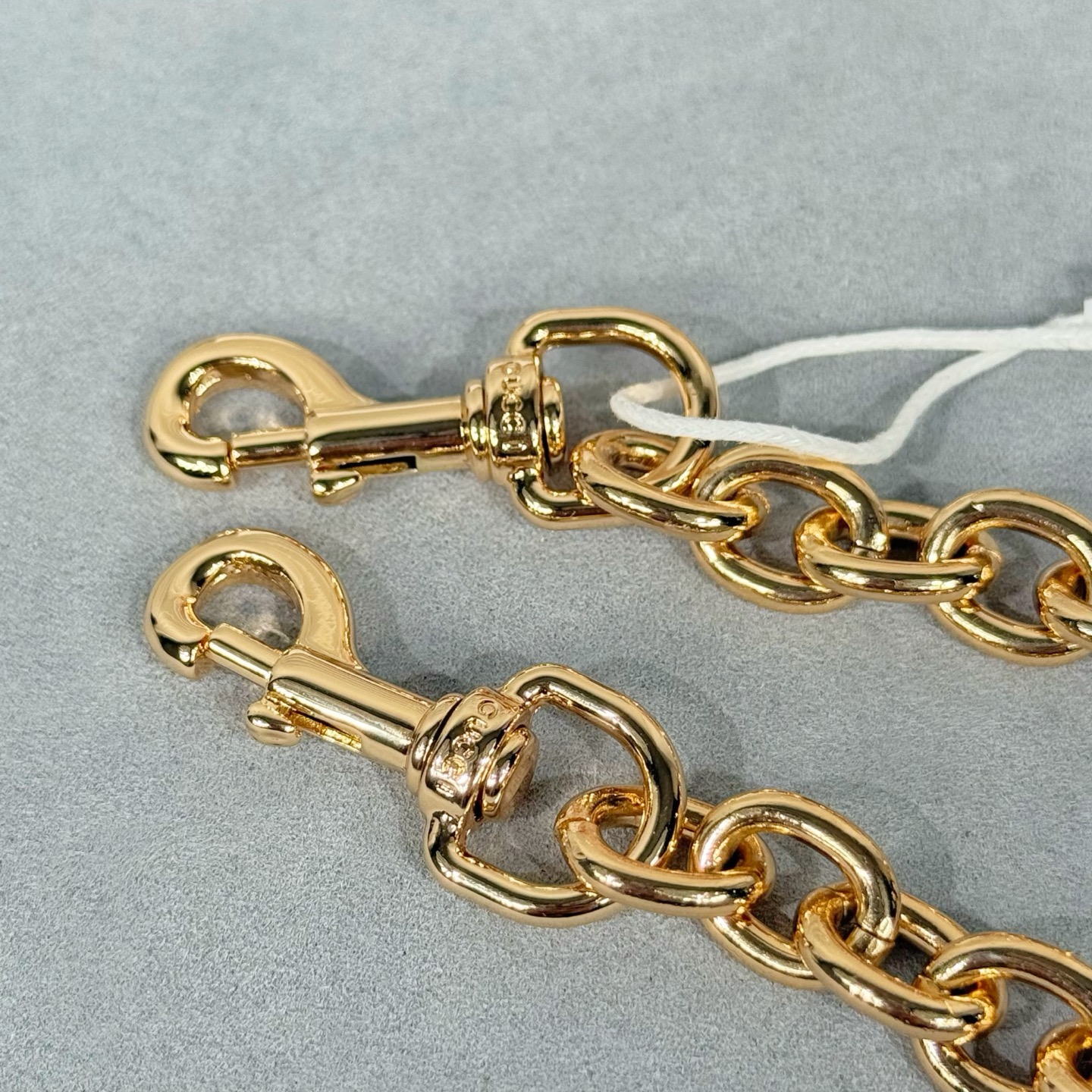 Gucci高仿女士金色吊飾手鍊 蜻蜓與包款吊飾點綴奢華風格｜歐美奢侈品精品推薦