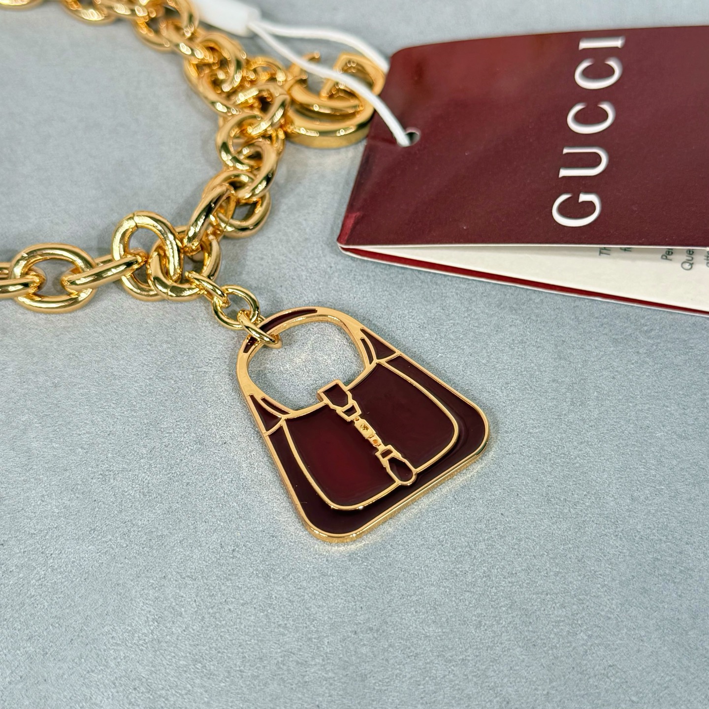 Gucci高仿女士金色吊飾手鍊 蜻蜓與包款吊飾點綴奢華風格｜歐美奢侈品精品推薦