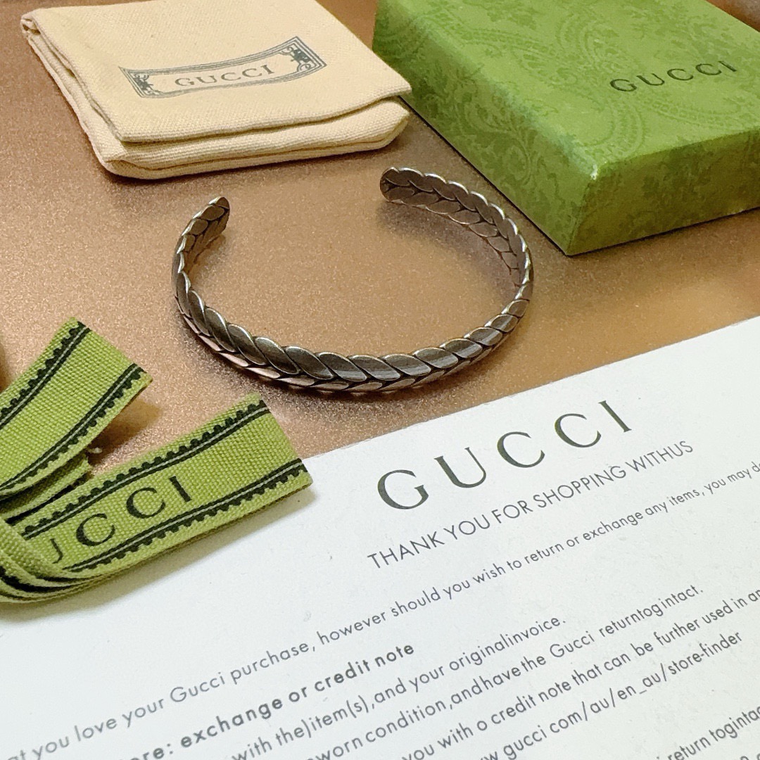 Gucci高仿男士寬版雕刻手環 復古魚鱗紋理精品銀手鐲設計｜歐美奢侈品精品推薦