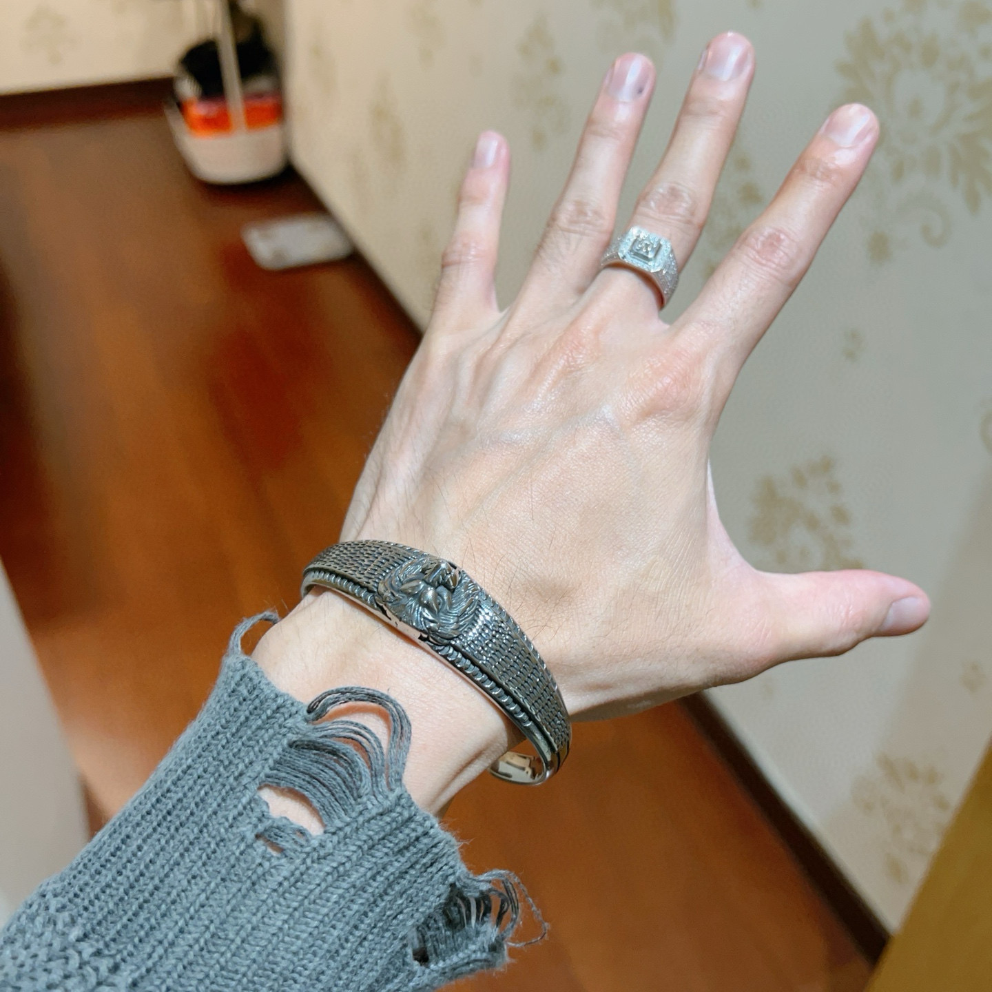 Gucci高仿男士獅頭銀手環 復古雕刻工藝展現霸氣細節｜歐美奢侈品精品推薦