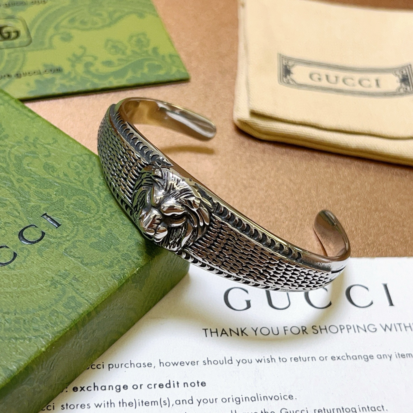 Gucci高仿男士獅頭銀手環 復古雕刻工藝展現霸氣細節｜歐美奢侈品精品推薦