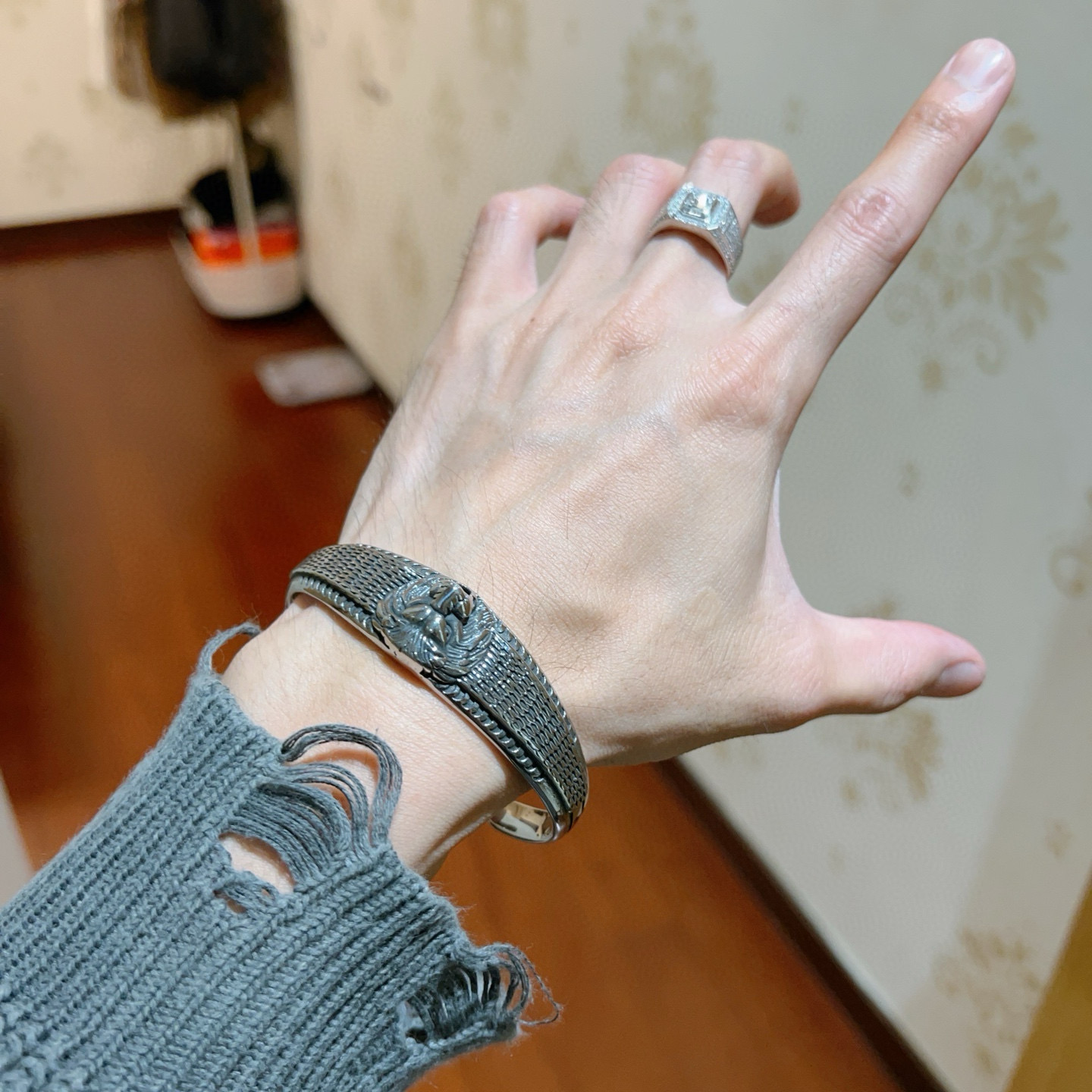 Gucci高仿男士獅頭銀手環 復古雕刻工藝展現霸氣細節｜歐美奢侈品精品推薦