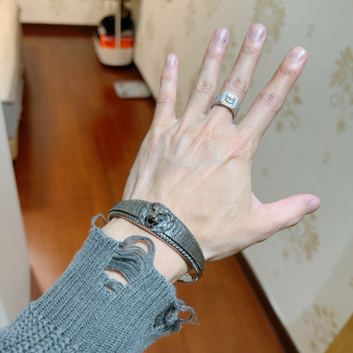 Gucci高仿男士獅頭銀手環 復古雕刻工藝展現霸氣細節｜歐美奢侈品精品推薦