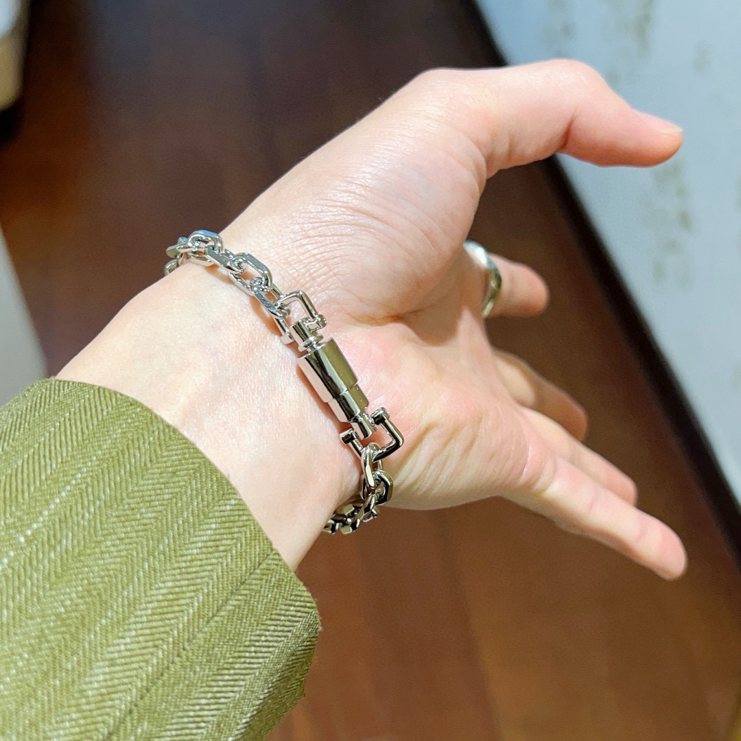 Gucci高仿銀鍊雕刻牌手鍊 男士古典造型設計款精品推薦｜歐美奢侈品精品推薦