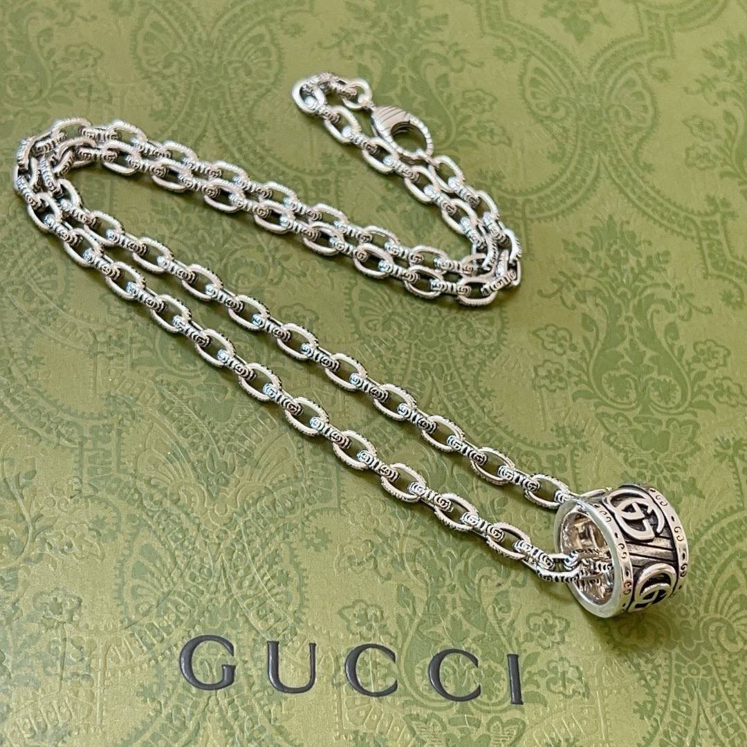 Gucci高仿圓柱吊飾銀鍊項鍊 復古雕刻細節設計 精品風格飾品