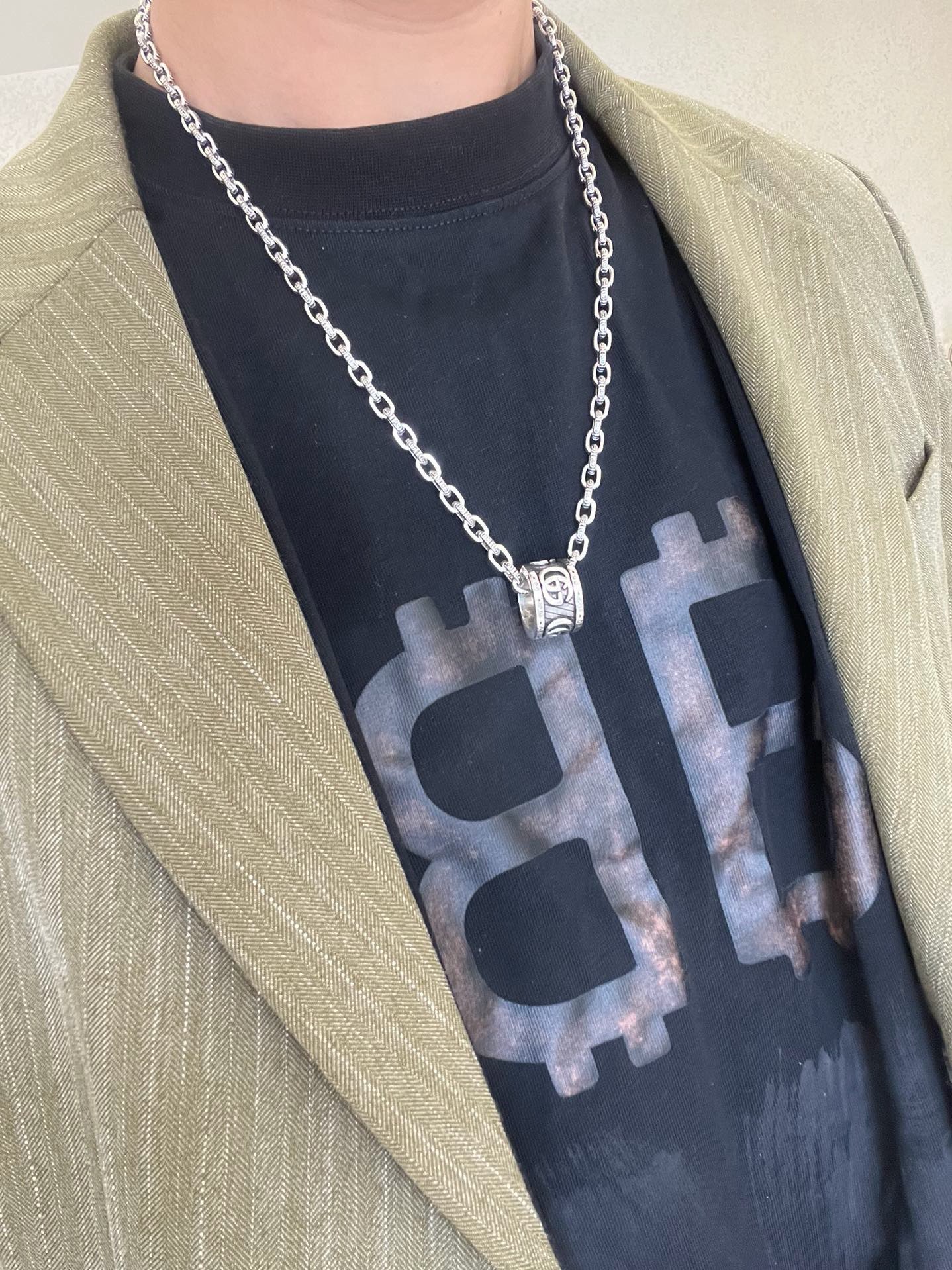 Gucci高仿圓柱吊飾銀鍊項鍊 復古雕刻細節設計 精品風格飾品｜歐美奢侈品精品推薦