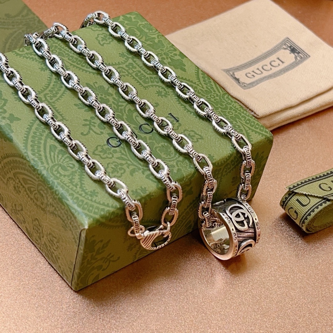 Gucci高仿圓柱吊飾銀鍊項鍊 復古雕刻細節設計 精品風格飾品｜歐美奢侈品精品推薦