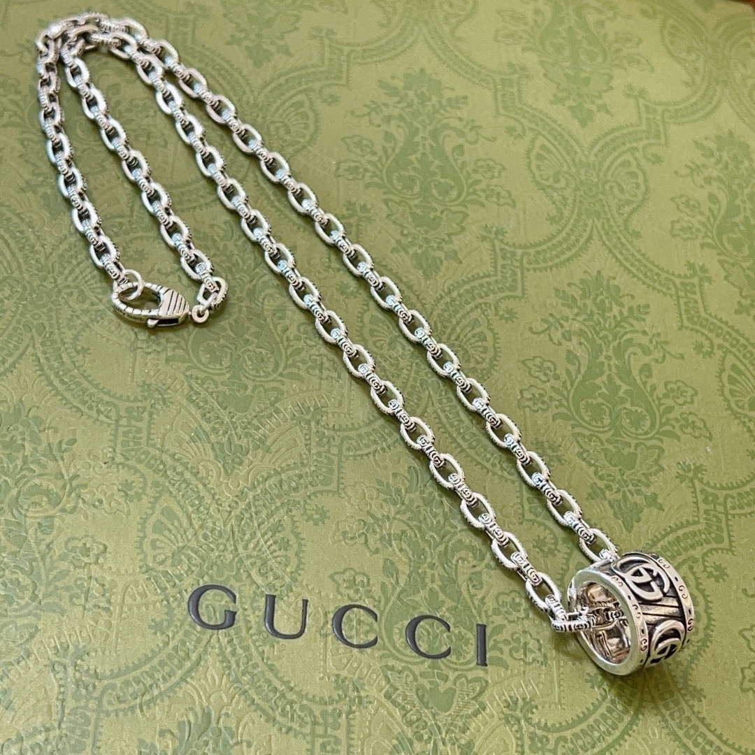 Gucci高仿圓柱吊飾銀鍊項鍊 復古雕刻細節設計 精品風格飾品｜歐美奢侈品精品推薦