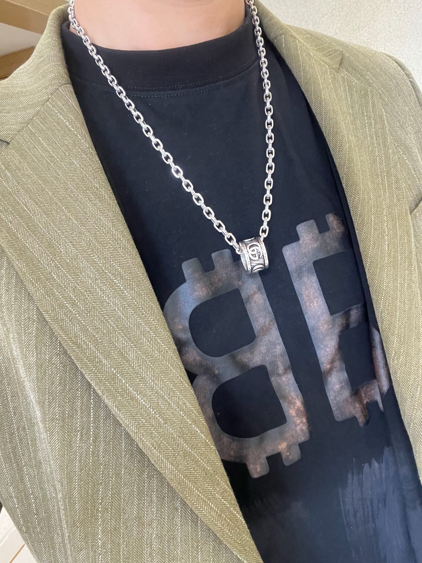 Gucci高仿圓柱吊飾銀鍊項鍊 復古雕刻細節設計 精品風格飾品｜歐美奢侈品精品推薦