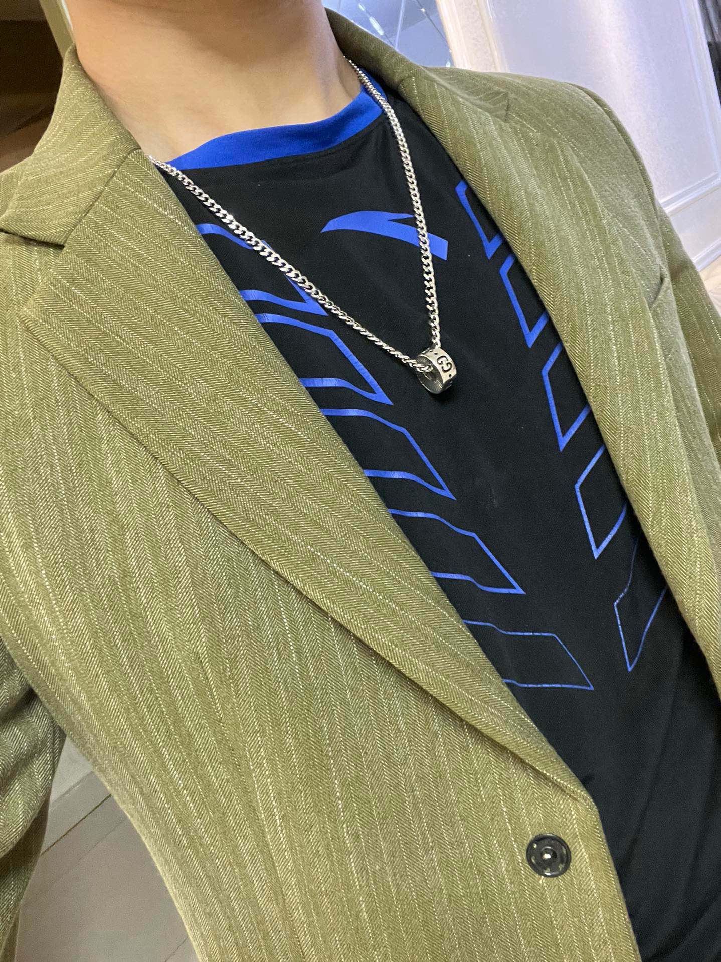 Gucci高仿扁圓刻紋吊飾細鍊項鍊 男士極簡風格輕奢穿搭選擇｜歐美奢侈品精品推薦