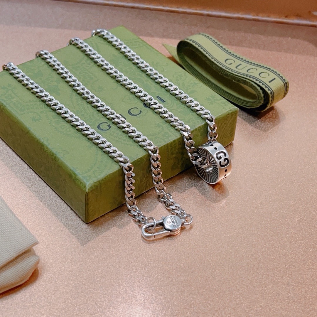 Gucci高仿扁圓刻紋吊飾細鍊項鍊 男士極簡風格輕奢穿搭選擇｜歐美奢侈品精品推薦