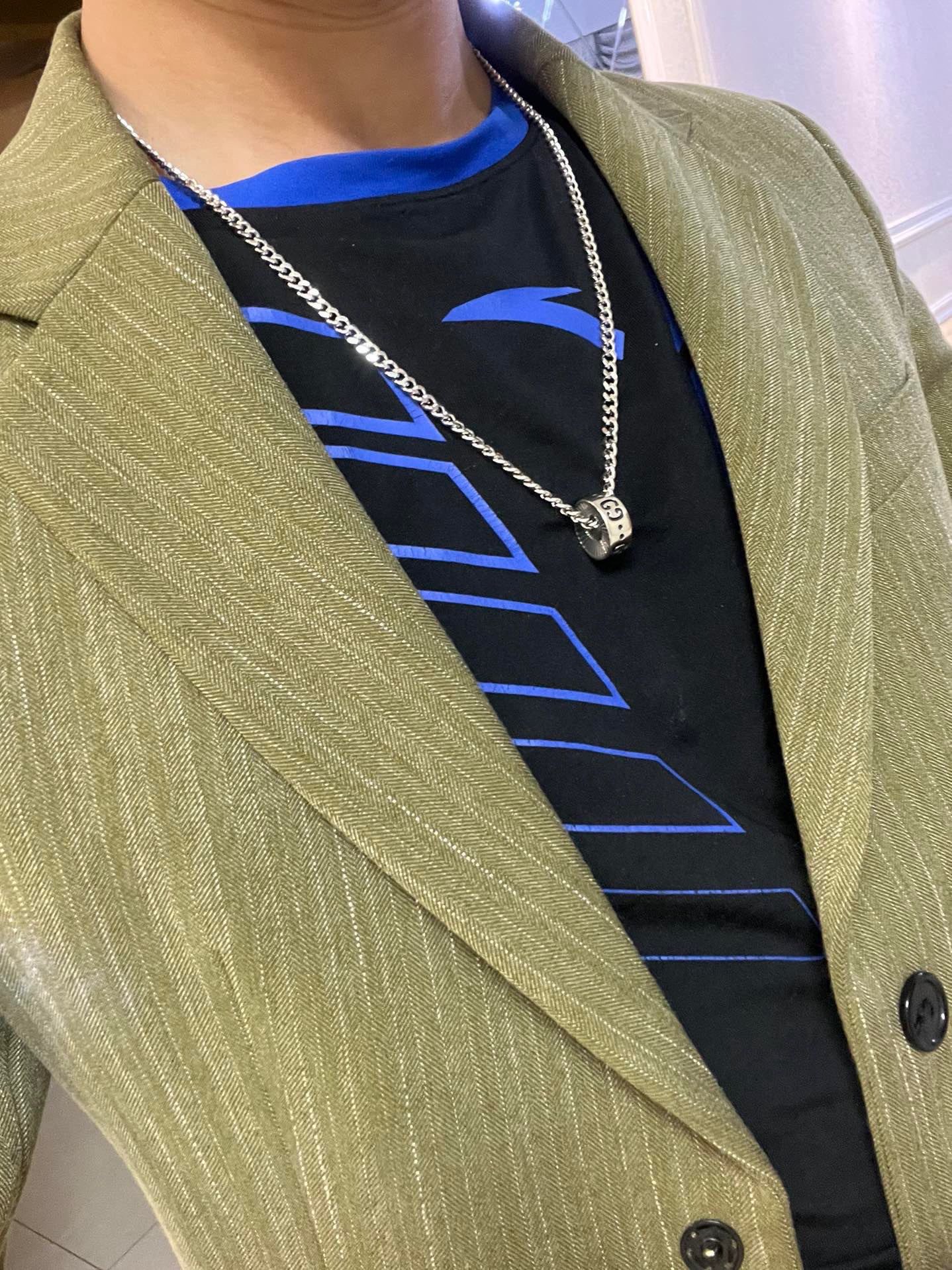 Gucci高仿扁圓刻紋吊飾細鍊項鍊 男士極簡風格輕奢穿搭選擇｜歐美奢侈品精品推薦