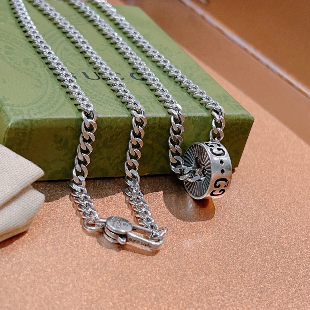 Gucci高仿扁圓刻紋吊飾細鍊項鍊 男士極簡風格輕奢穿搭選擇｜歐美奢侈品精品推薦