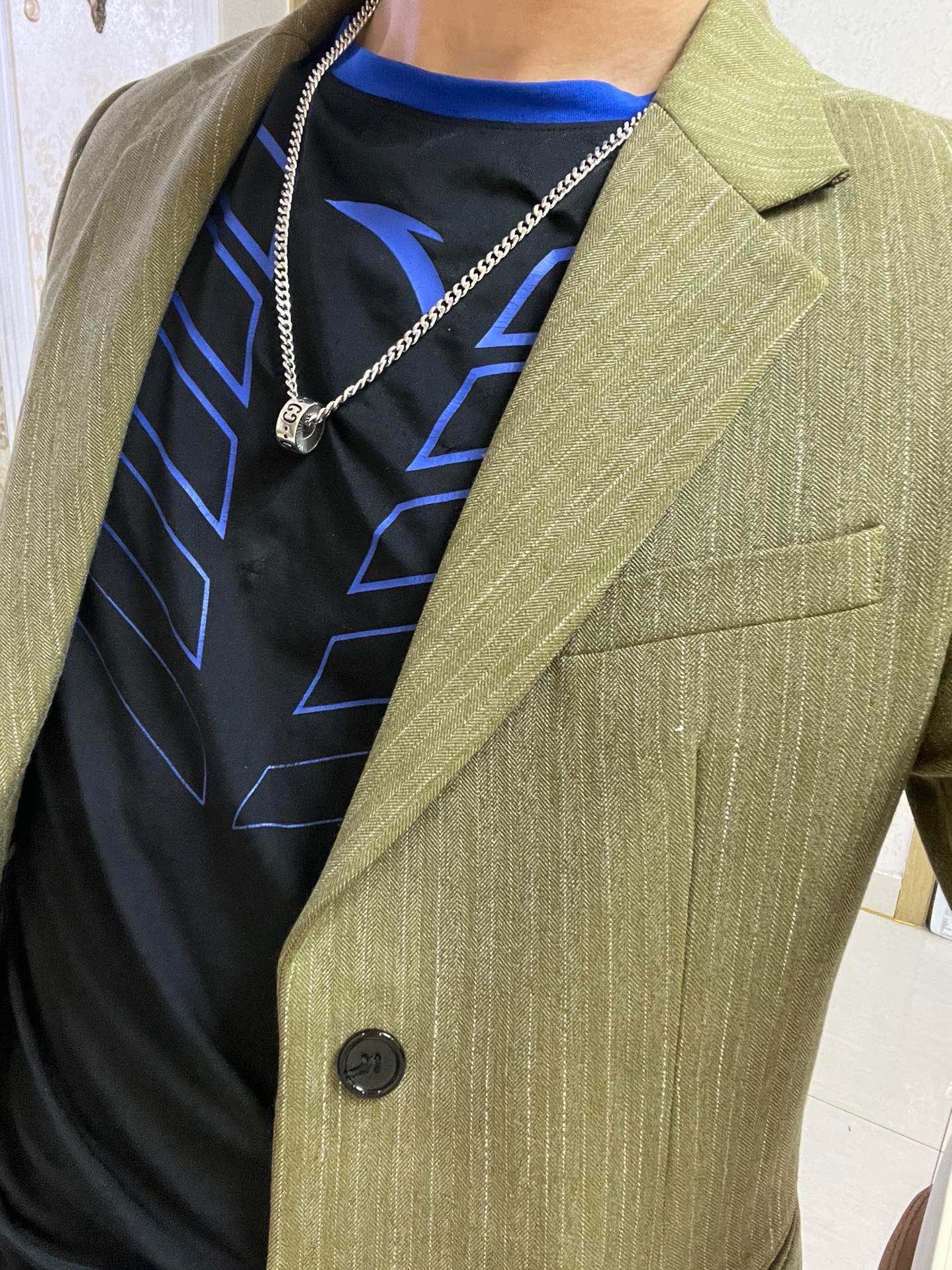 Gucci高仿扁圓刻紋吊飾細鍊項鍊 男士極簡風格輕奢穿搭選擇｜歐美奢侈品精品推薦