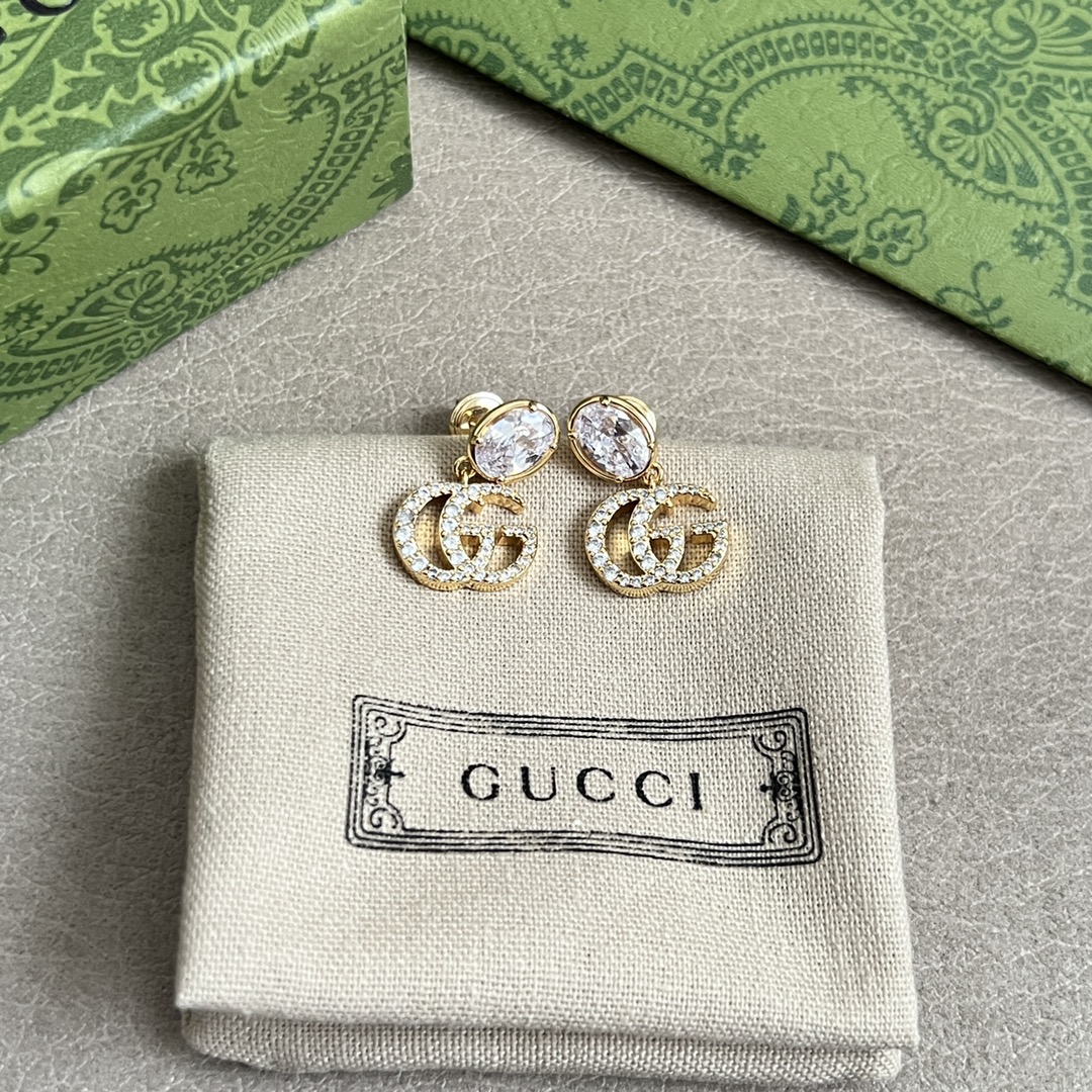 Gucci高仿水鑽雙G金色耳環 閃耀設計感飾品 女生約會穿搭首選｜歐美奢侈品精品推薦