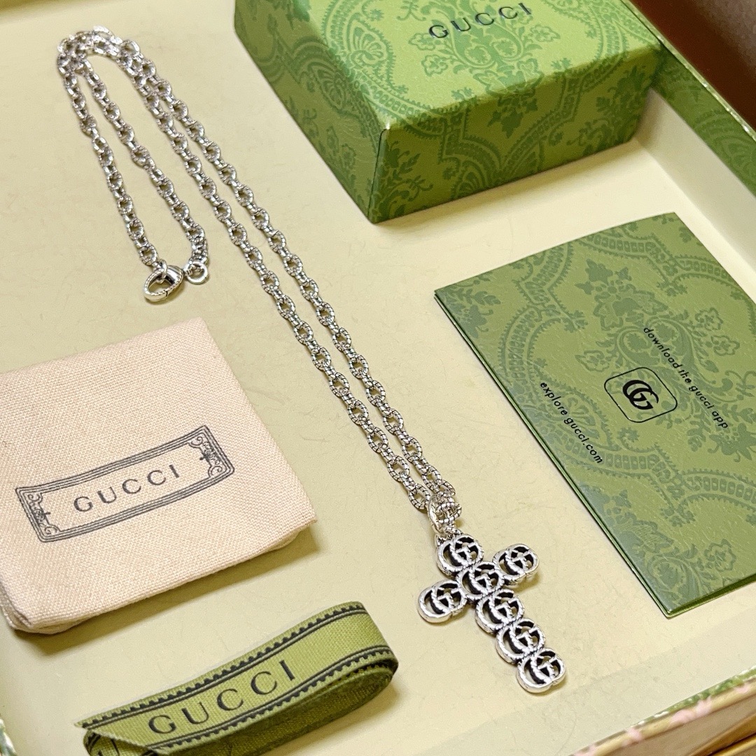 Gucci高仿十字架GG LOGO項鍊 復古風雕花銀鍊設計感強烈｜歐美奢侈品精品推薦