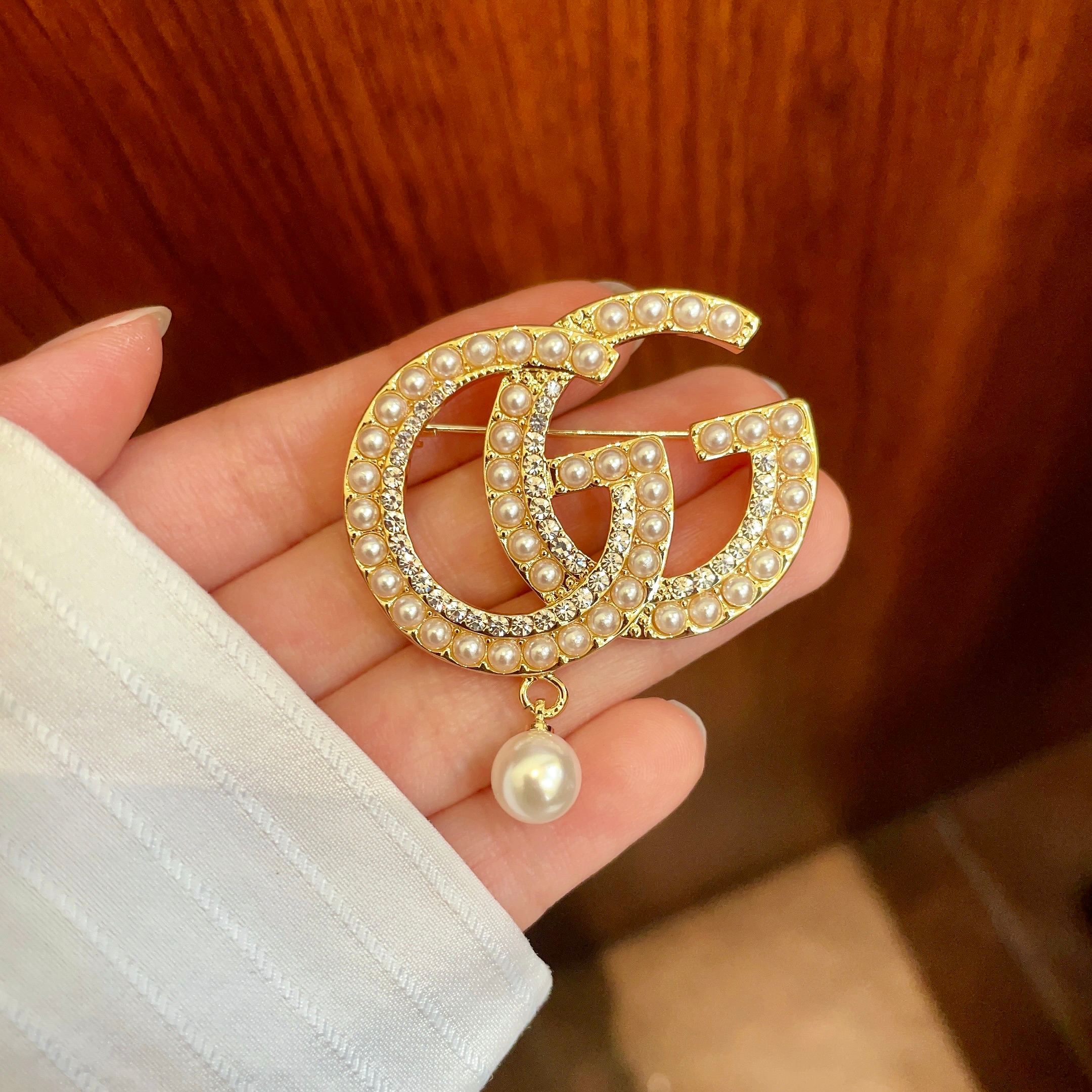 Gucci高仿珍珠GG胸針 時尚奢華風設計 女士西裝搭配亮點｜歐美奢侈品精品推薦