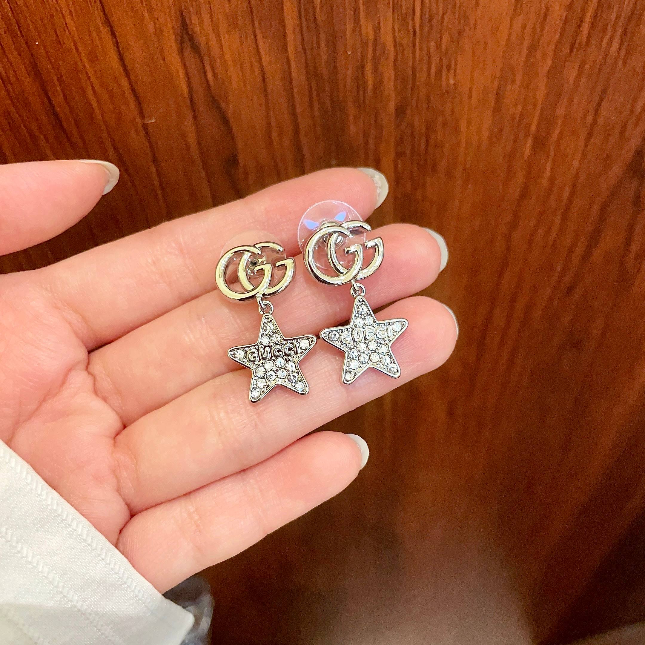 Gucci高仿星星垂墜耳環女款銀色雙G設計閃鑽點綴感十足|超A仿原單精品圖片 12 Gucci高仿星星垂墜耳環女款銀色雙G設計閃鑽點綴感十足|歐美奢侈品精品推薦