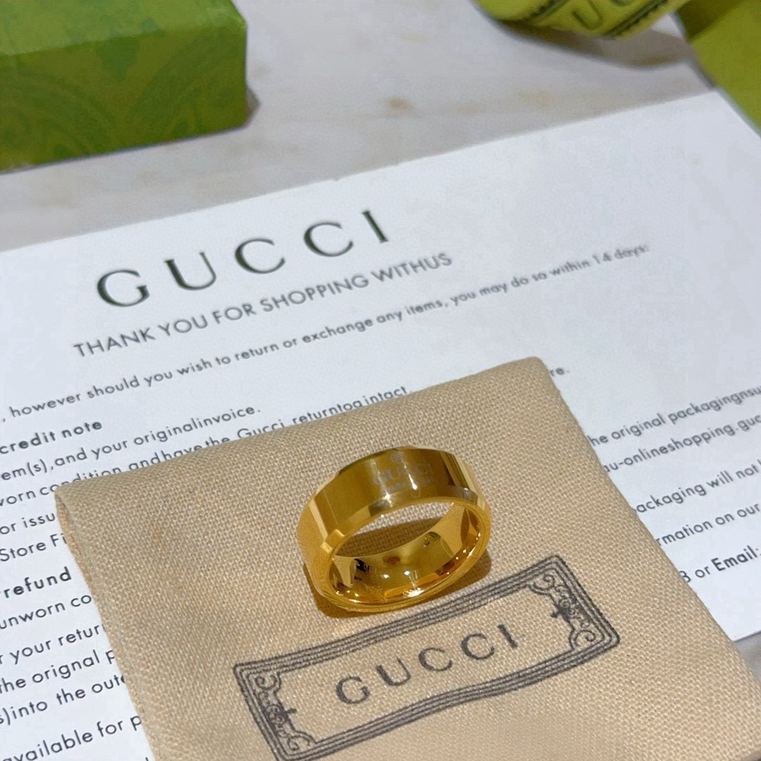 Gucci高仿男戒指金色寬版設計簡約質感時尚造型推薦| 13 Gucci高仿男戒指金色寬版設計簡約質感時尚造型推薦