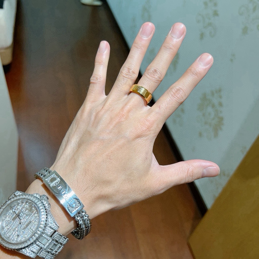 Gucci高仿男戒指金色寬版設計簡約質感時尚造型推薦| 12 Gucci高仿男戒指金色寬版設計簡約質感時尚造型推薦