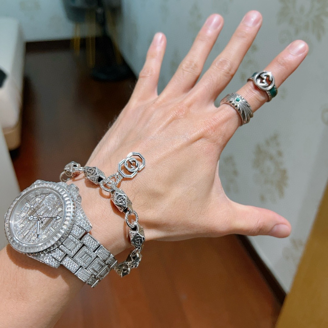 Gucci高仿銀色浮雕手鍊復古風格男款厚鍊造型吸睛配飾| 12 Gucci高仿銀色浮雕手鍊復古風格男款厚鍊造型吸睛配飾