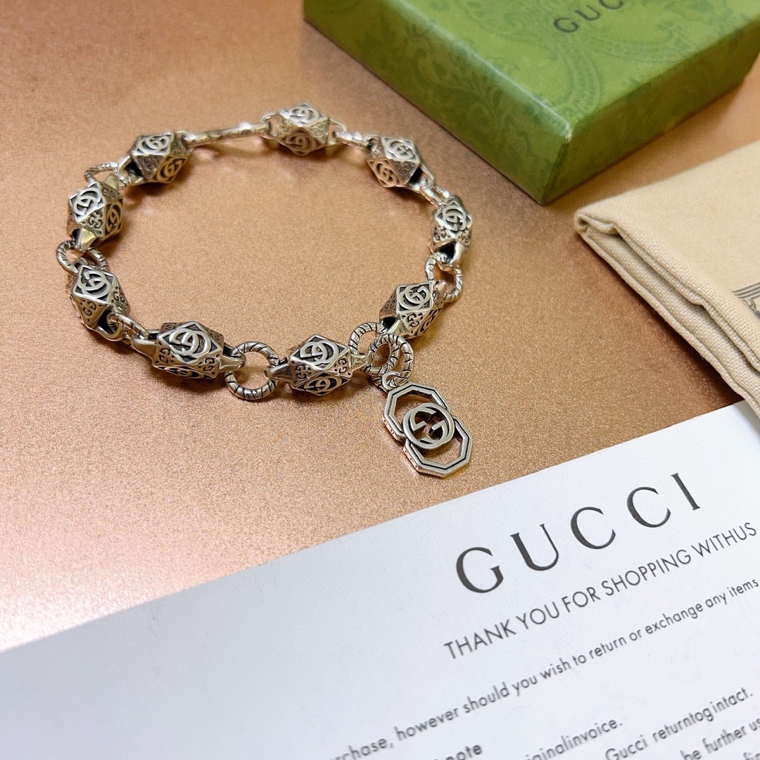 Gucci高仿銀色浮雕手鍊復古風格男款厚鍊造型吸睛配飾| 10 Gucci高仿銀色浮雕手鍊復古風格男款厚鍊造型吸睛配飾