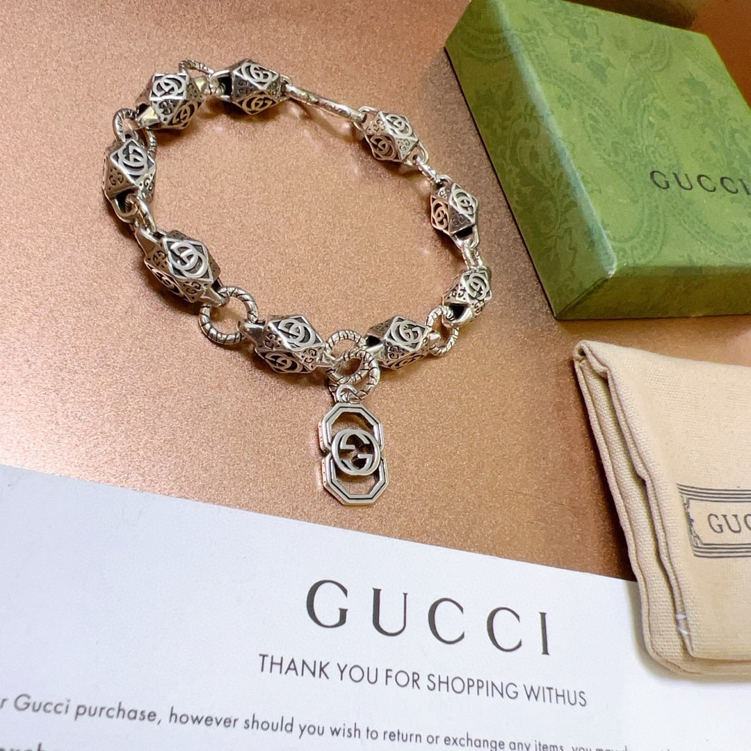 Gucci高仿銀色浮雕手鍊復古風格男款厚鍊造型吸睛配飾| 8 Gucci高仿銀色浮雕手鍊復古風格男款厚鍊造型吸睛配飾