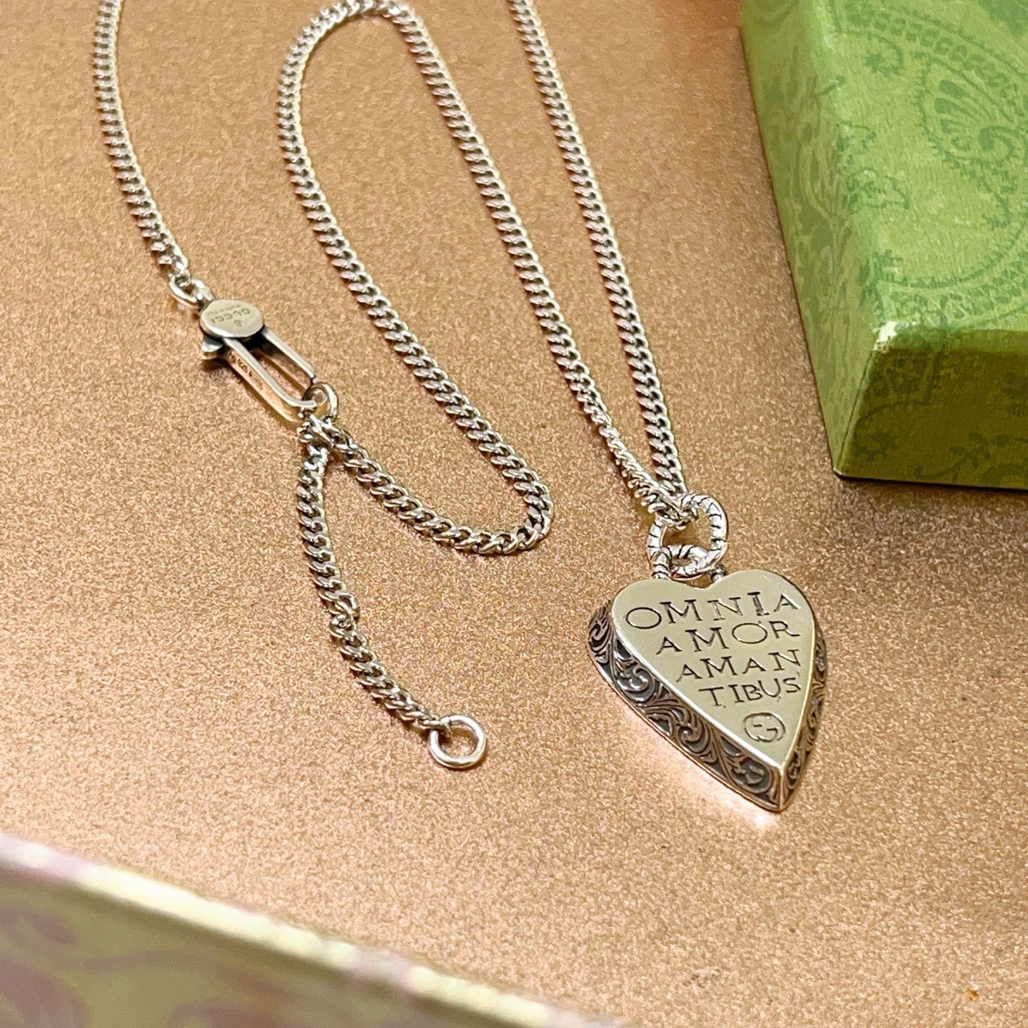 Gucci高仿愛心銀鍊項鍊女款字母雕刻設計簡約感十足｜歐美奢侈品精品推薦