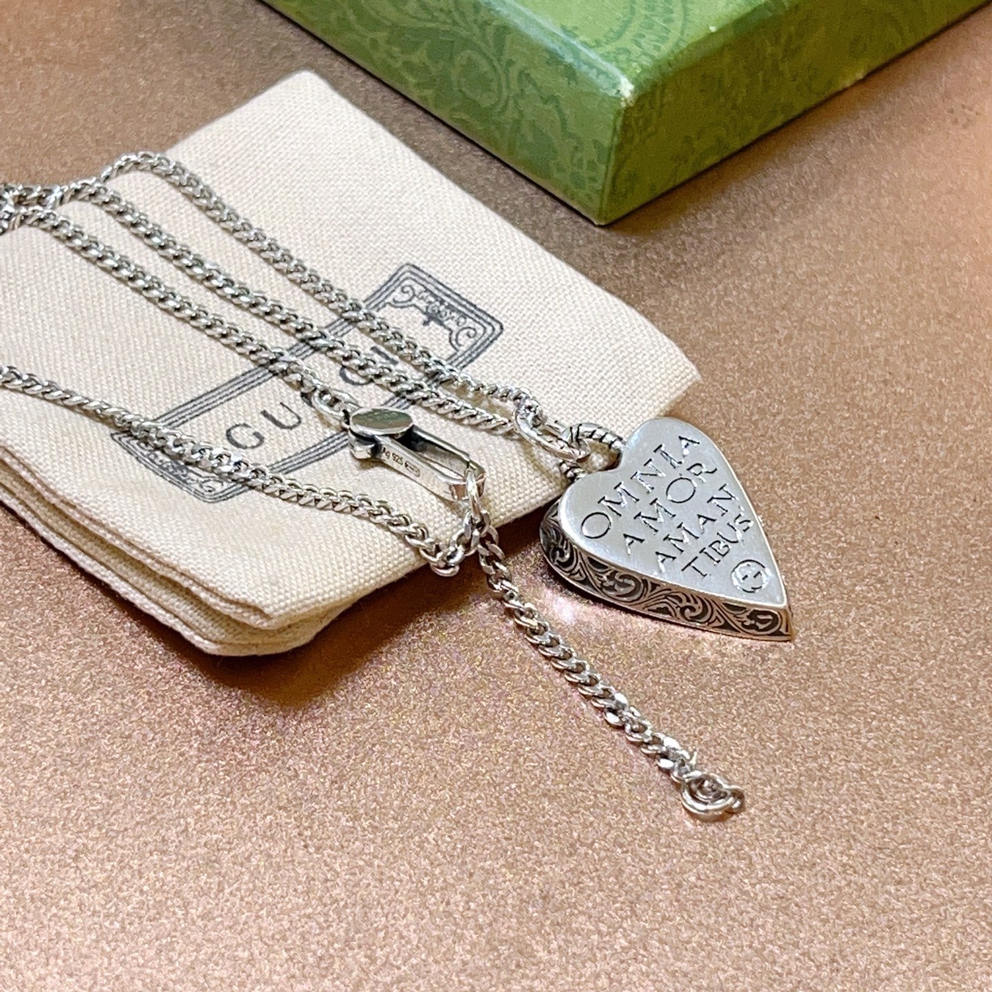 Gucci高仿愛心銀鍊項鍊女款字母雕刻設計簡約感十足｜歐美奢侈品精品推薦