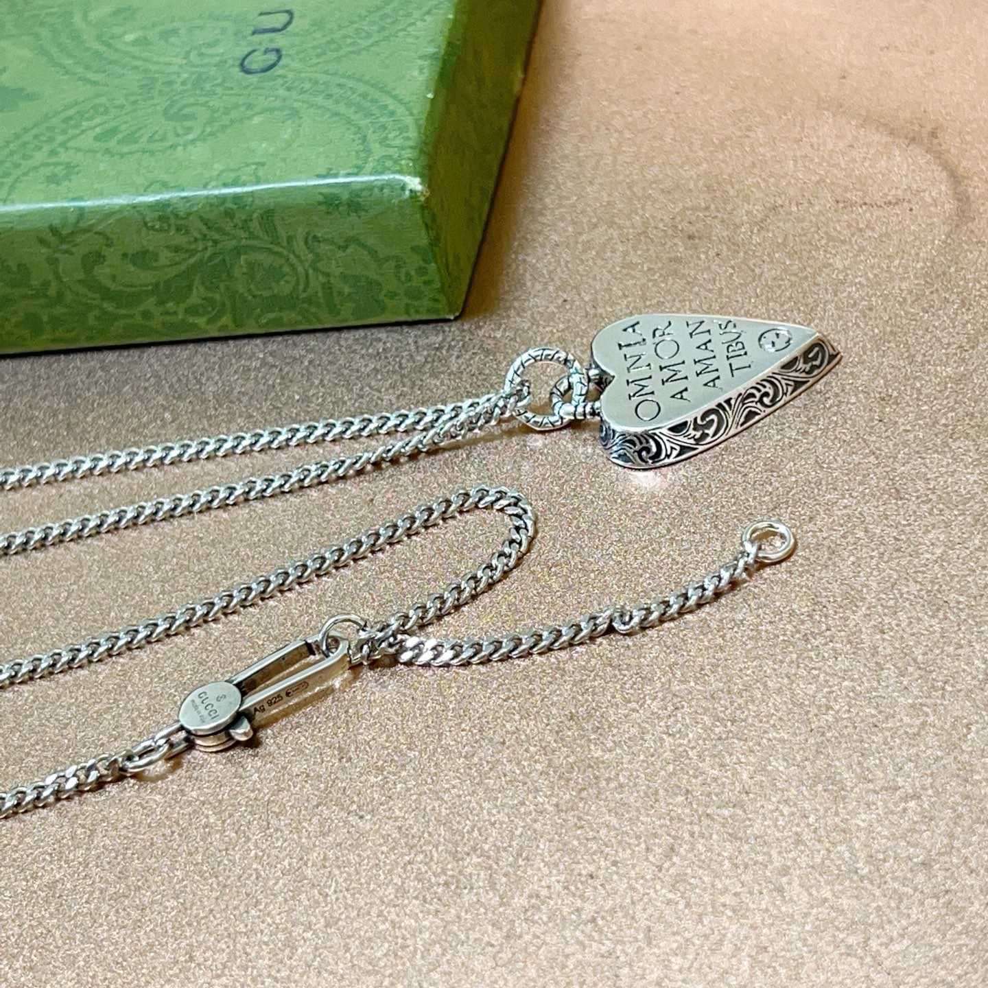 Gucci高仿愛心銀鍊項鍊女款字母雕刻設計簡約感十足｜歐美奢侈品精品推薦