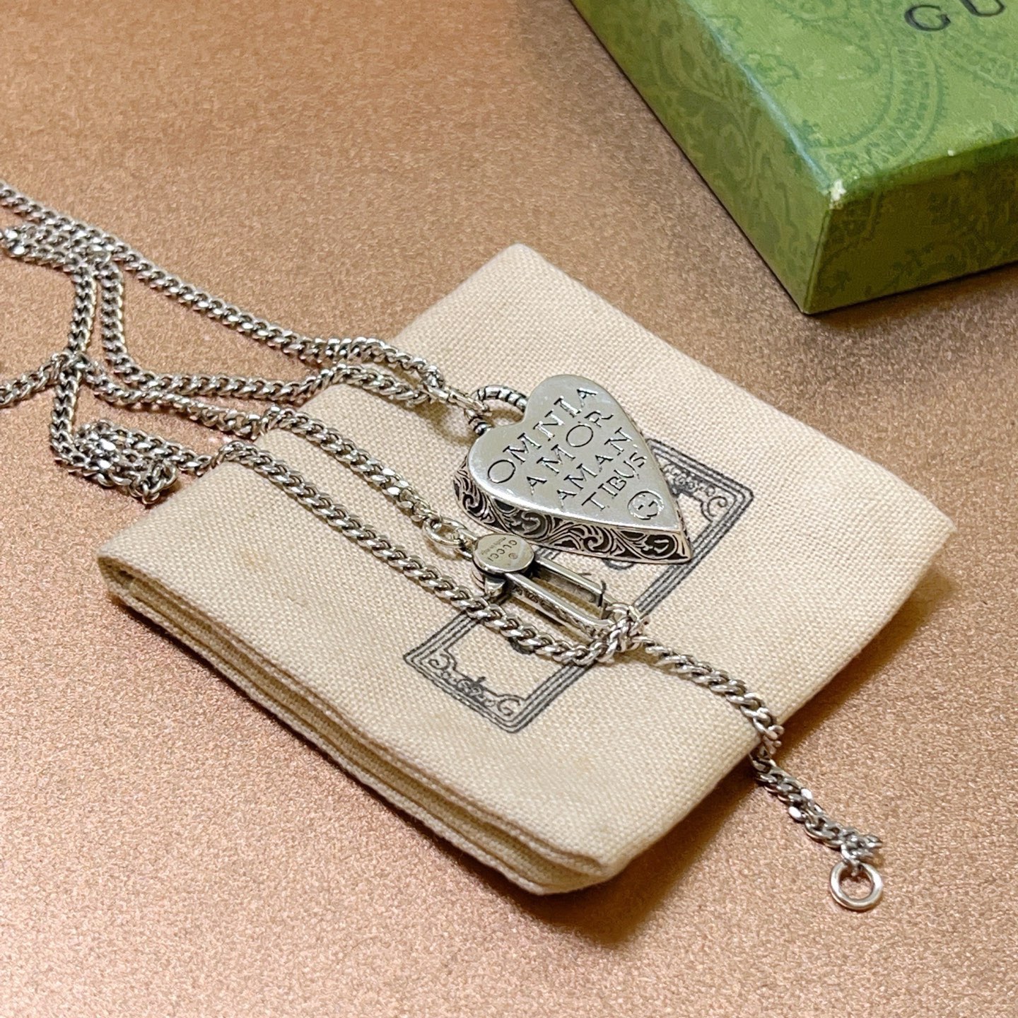 Gucci高仿愛心銀鍊項鍊女款字母雕刻設計簡約感十足｜歐美奢侈品精品推薦