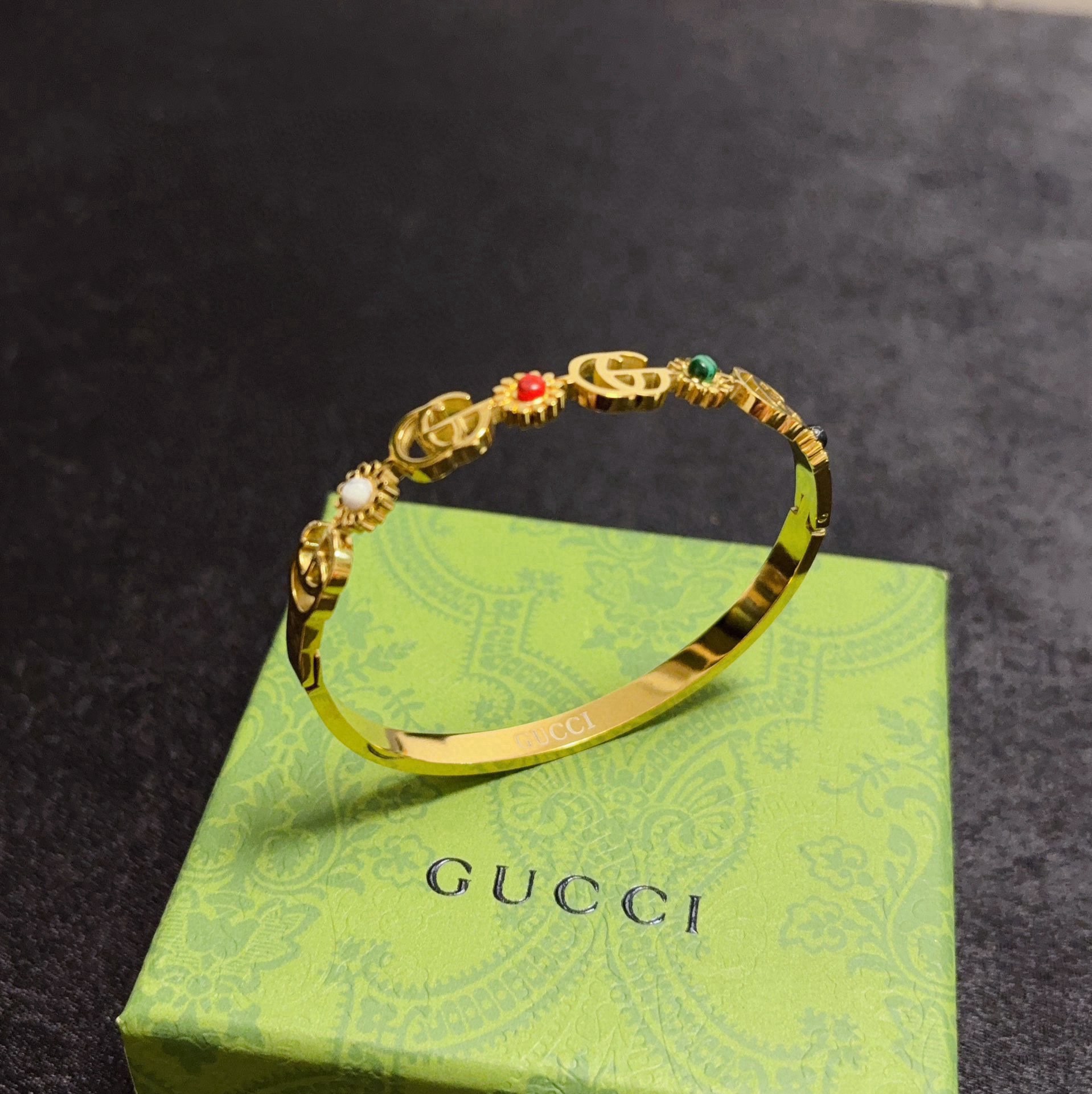 Gucci高仿手鍊金色花朵寶石設計女款時尚氣質風格推薦｜歐美奢侈品精品推薦