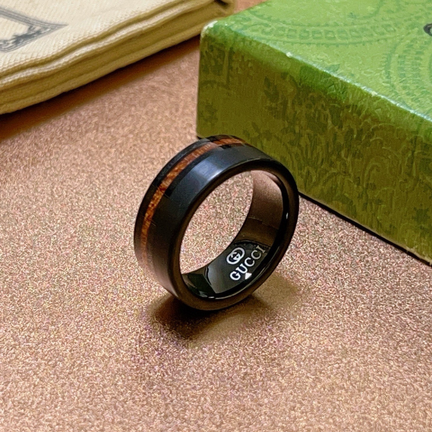 Gucci原單木紋戒指男款黑鋼工藝 質感配件推薦日常風格|超A仿原單精品圖片 13 Gucci原單木紋戒指男款黑鋼工藝 質感配件推薦日常風格|歐美奢侈品精品推薦