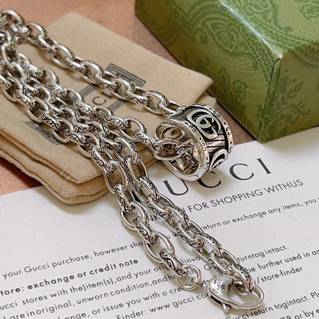 Gucci高仿雕刻鍊條男士項鍊中性風格圓筒GG吊墜設計｜歐美奢侈品精品推薦